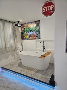 1988 NEW YORK Baignoire ilot et video projecteur