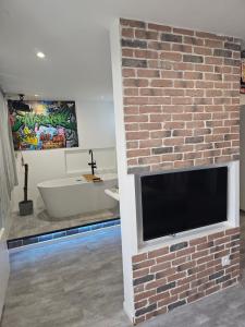 1988 NEW YORK Baignoire ilot et video projecteur