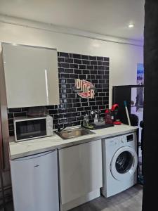 1988 NEW YORK Baignoire ilot et video projecteur