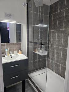 1988 NEW YORK Baignoire ilot et video projecteur