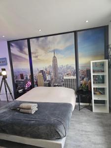 1988 NEW YORK Baignoire ilot et video projecteur