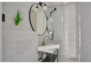 Studio in Neuilly Porte Maillot by Studio prestige