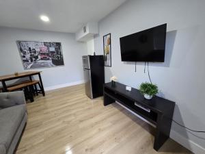 Urban Retreat with 8 Twin Beds