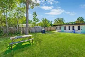Chic 2BR Home with BBQ & Game Yard - Hernando