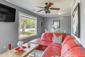 12 Mi to Lake Access Port Arthur Apt with Yard