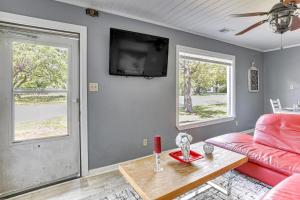 12 Mi to Lake Access Port Arthur Apt with Yard