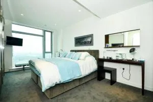 Penthouse with Iconic Views - London