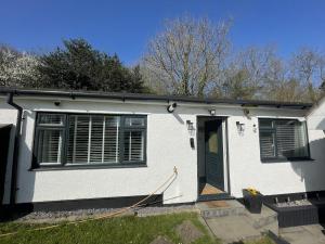 Serene Countryside Escape with Parking