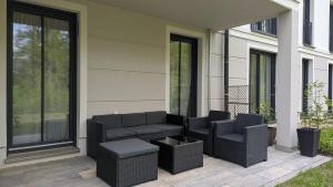 Modernes voll möbliertes Apartment am See mit Garten, nahe BER