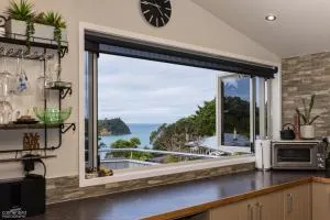 Funky Beach House with sea and country views - Ahuroa