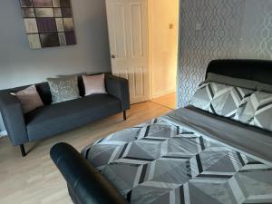 2 bedroom house close to city centre with gated driveway