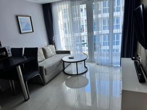 Grand Avenue 1BR pool view smart tv wifi 6th floor