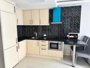 Grand Avenue 1BR pool view smart tv wifi 6th floor