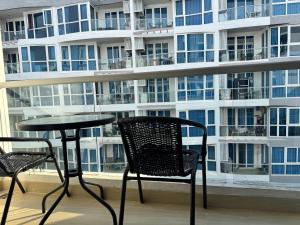 Grand Avenue 1BR pool view smart tv wifi 6th floor