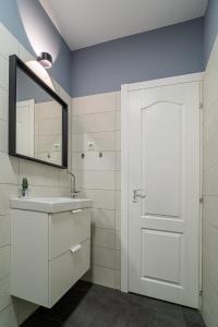 Chic Black & White 2BR Retreat on Dambovitei