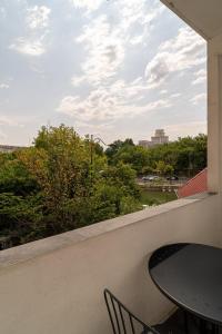 Chic Black & White 2BR Retreat on Dambovitei