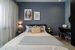 Chic Black & White 2BR Retreat on Dambovitei