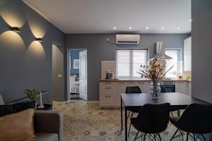 Chic Black & White 2BR Retreat on Dambovitei