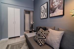 Chic Black & White 2BR Retreat on Dambovitei