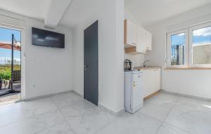 Awesome Home In Povljana With Wifi 