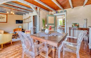 Maisons de vacances Gorgeous Home In Bosset : photos des chambres