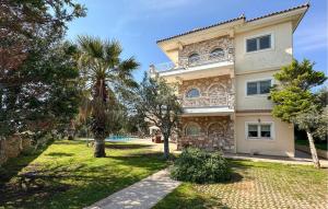 Gorgeous Home In Lagonisi With Wifi