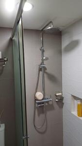 1 Master BR with full bathroom and JET TUB plus 2nd BR with full bathroom Elegant fully furnished with hotel feels