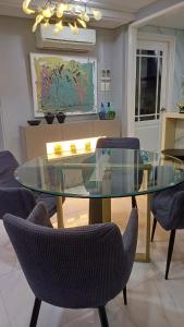 1 Master BR with full bathroom and JET TUB plus 2nd BR with full bathroom Elegant fully furnished with hotel feels