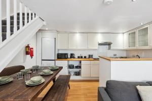 Hosted by AGF Property - Free Parking - Perfect for large groups and long stays - Free parking for one vehicle