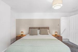 Hosted by AGF Property - Free Parking - Perfect for large groups and long stays - Free parking for one vehicle