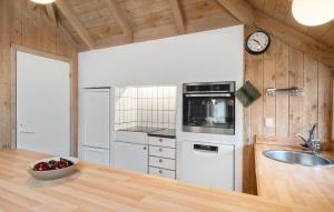 4 Bedroom Cozy Home In Hvide Sande