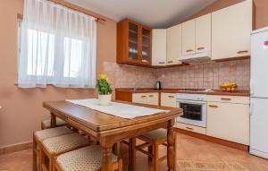 Lovely Apartment In Sveti Filip I Jakov