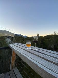 Casa soñada frente a las montañas