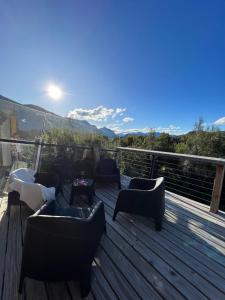 Casa soñada frente a las montañas