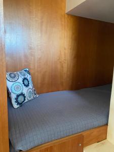 Casa soñada frente a las montañas