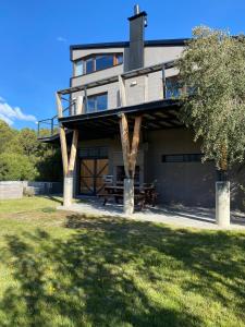 Casa soñada frente a las montañas