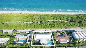 Beachside 2BR 2BA - Pool & Balcony - Steps to Boca Beach