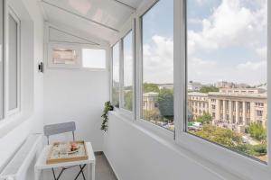 Amazing Style, Bright Colors, Balconies, 1BR near The Faculty of Law