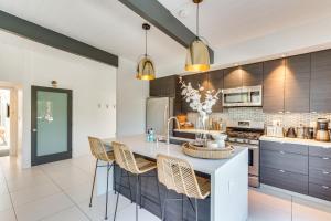 Upscale Stagecoach Option! Mid-Mod in Palm Springs