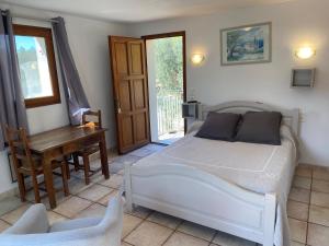 Chambre une fenêtre sur le Ventoux la Clue