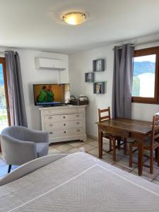 Chambre une fenêtre sur le Ventoux la Clue