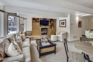 Deluxe Condo with Big Windows Downtown Aspen
