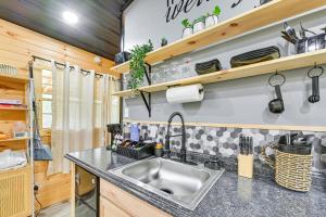 Hot Tub, Fire Pit Lake-View Catlettsburg Getaway!