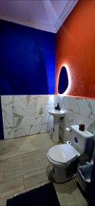 Casa azul con Generador electrico , Piscina y jacuzzi