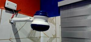 Mini Casa azul con generador electrico y parqueo