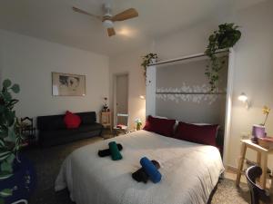 Thats Theatre House, near the Colosseum!