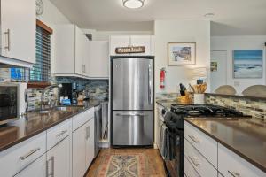 Dream 2 Story Home! Steps to the Ocean, Private Patio, AC, Hot Tub & BBQ