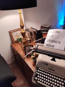 Thats Theatre House, near the Colosseum!