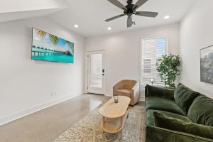 NEW Cracklin House Luxury Amenities Fast WiFi 65 TV