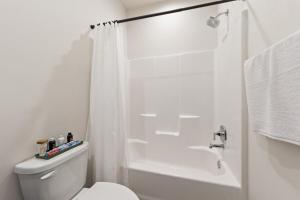 NEW Cracklin House Luxury Amenities Fast WiFi 65 TV
